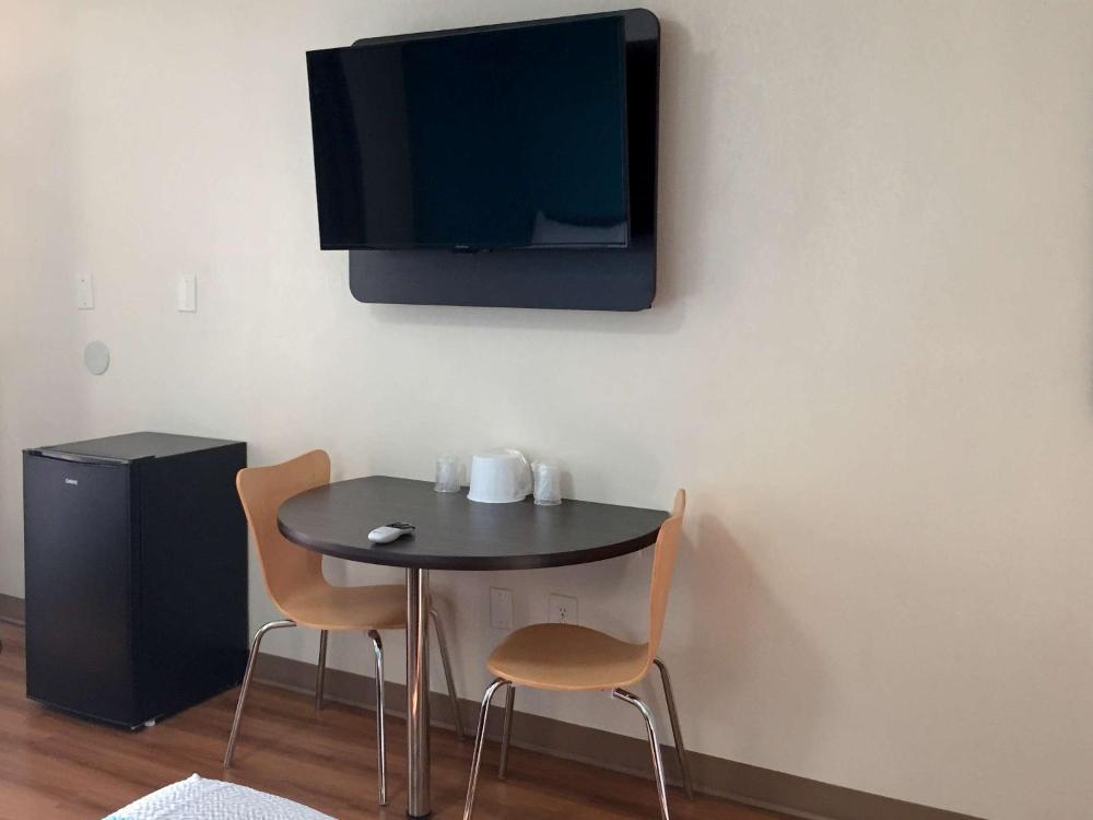 Deluxe King Room - Non-Smoking interior